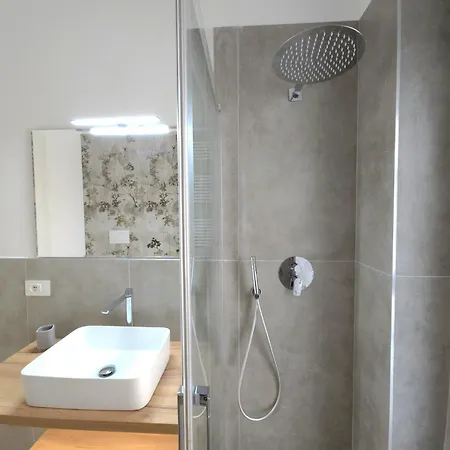 Rose - Stazione בית אירוח *